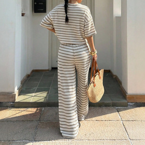 Set da Donna con Pantaloni Casual a Vita Alta a Righe e T-Shirt a Maniche Corte in Poliestere e Spandex, Abbigliamento Color Block, Azienda di Vendita all'Ingrosso - Product Image 2