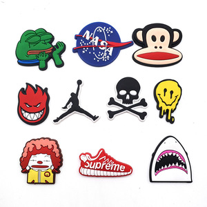 รองเท้าการ์ตูนแฟชั่นฮิปสเตอร์ สนุกสนาน ทำจากพีวีซีเนื้อนิ่ม ตกแต่งด้วยหัวเข็มขัดตกแต่ง  อุปกรณ์เสริมรองเท้าสวน NASA - Product Image 4