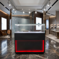 Vitrine et comptoir d'exposition élégants avec éclairage LED pour bijouteries et design d'intérieur