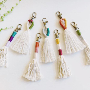 พวงกุญแจพู่แห่งความสุขทำด้วยมือ - Product Image 1
