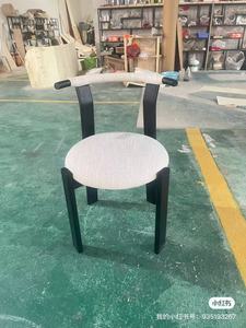 Silla de Restaurante Moderna de Madera con Cojín de Tela Borgoña, Diseño Contemporáneo para Áreas de Comedor - Product Image 5