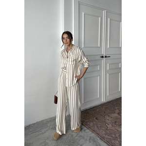 Al por mayor Conjunto de bata de satén a rayas marrones con logotipo personalizado, cintura elástica, transpirable, talla grande, jersey con estampado liso para invierno - Product Image 6