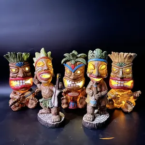 Meilleure vente aux états-unis résine jouant Ukulele Tiki Statue jardin lumière solaire décoration extérieure