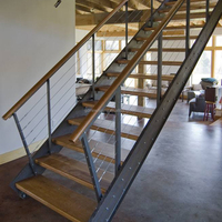Escalier droit décoratif à double poutre avec garde-corps en câble et marches en chêne