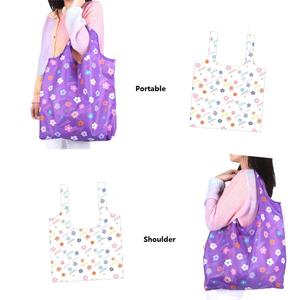 Vente en gros d'usine sac d'épicerie pliable en polyester recyclé fraise dessin animé logo personnalisé pour la promotion - Product Image 3