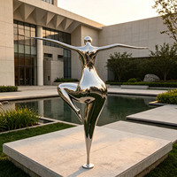 Sculptures extérieures modernes abstraites personnalisées en acier inoxydable poli miroir pour la décoration de place urbaine, Femme dansante