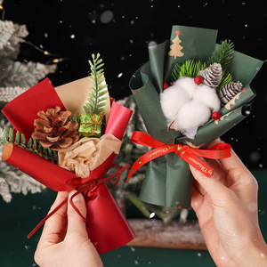 Cadeau de Noël, petit bouquet de Noël, cadeau créatif, bouquet artificiel avec pommes de pin et Père Noël - Product Image 4