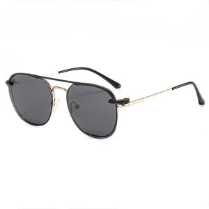 <span class=keywords><strong>Gafas</strong></span> <span class=keywords><strong>de</strong></span> <span class=keywords><strong>Sol</strong></span> <span class=keywords><strong>Vogue</strong></span> con Clip, Montura <span class=keywords><strong>de</strong></span> Acero Inoxidable Dorado <span class=keywords><strong>de</strong></span> Alta Calidad y Lentes <span class=keywords><strong>Polarizadas</strong></span> TAC - Product Image 2