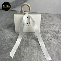 Boîte cadeau de luxe en papier artisanal pour bijoux, avec logo personnalisé, forme triangulaire, nœud en ruban, pour bagues en bois ou lunettes de mariage