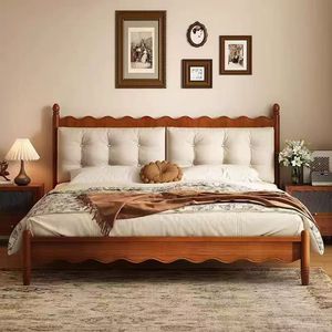 Letto matrimoniale in legno massello imbottito stile Wabi-Sabi, letto Windsor color crema per camera da letto padronale, design vintage francese - Product Image 2