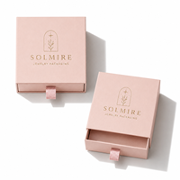 Boîtes cadeaux en papier rose de luxe haut de gamme avec logo personnalisé, revêtement UV et gaufrage pour bijoux (bagues, boucles d'oreilles, bracelets)