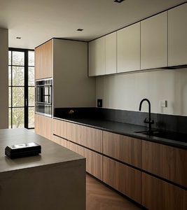 Armoires de cuisine style moderne, armoires de cuisine et options d'armoires de garde-manger intelligentes pour un rangement élégant - Product Image 1