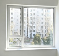 Ventana Abatible Moderna de Aluminio con Cadena Oculta, Apertura Exterior, Doble Vidrio Low-E, Impermeable para Piscina