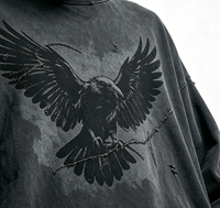 Sweat-shirt oversize à col rond délavé à l'acide, imprimé Kornit DTG graphique Corbeau sur branche, multi-déchirures, bords bruts, style streetwear