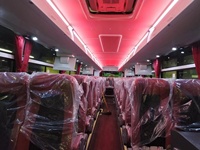 Autobús de Lujo de 50 Plazas con Puerto de Carga USB, Nuevo Diseño Televisor, Refrigerador y Máquina de Agua Potable para Autobús Yutong