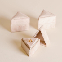 Boîte à bijoux en velours de taille personnalisée boîte à bagues en velours triangle souvenir boîte à bagues à bijoux de présentation de proposition de mariage à fente unique
