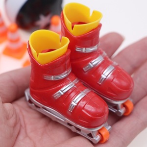 Casa de muñecas miniatura plástico elfo <span class=keywords><strong>muñeca</strong></span> con patines Mini simulación Skate casco DIY juguete dedo monopatín barricada - Product Image 3