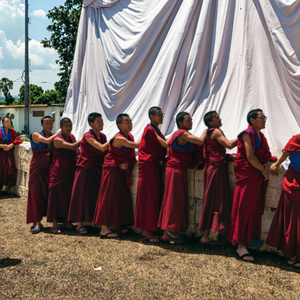 Telas de Popelina Ligeras con Estampado de Monjes Budistas Tranquilos para Bolsas, Juguetes para Niñas y Niños - Product Image 1