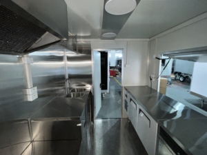 Remorque de cuisine complète de 5 m avec générateur intégré et hotte d'extraction, cantine mobile autonome pour réceptions de mariage en extérieur - Product Image 6