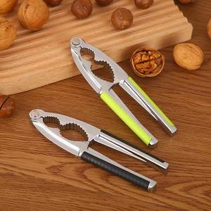 Cascanueces Multifuncional de Acero Inoxidable con Empuñadura Roja para Avellanas, Piñones y Nueces - Product Image 4