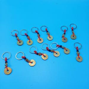 Cuerda de latón tejida a mano al por mayor con cinco monedas de emperador, nudo rojo, cuerda de cuentas azul y roja, colgante para llavero. - Product Image 4