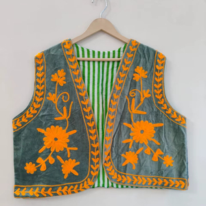 Gilet brodé en velours Suzani fait main, veste bohème vintage à fleurs pour femmes - Product Image 1