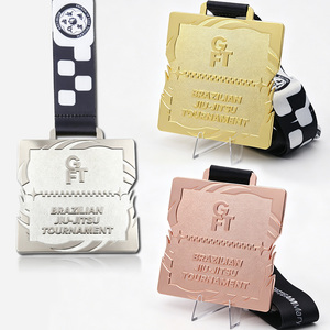 Medalla Personalizada de Taekwondo, <span class=keywords><strong>Karate</strong></span> y Artes Marciales con Diseño 3D de Figura Lanzando Patadas, Acabado en Oro con Caja de Regalo - Product Image 1