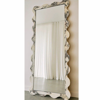 Grand miroir sur pied à bord ondulé avec cadre en marbre Calacatta Viola et onyx bleu, miroir arqué en marbre