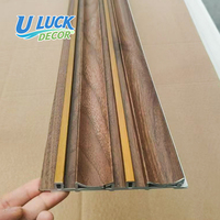 Panneau mural rainuré en composite bois-plastique PVC ignifuge moderne pour décoration intérieure