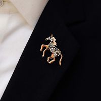 Épingle à revers magnétique noire rigide en forme de couronne pour accessoires de costume, vente en gros d'usine