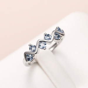 Anello a Onda con Zircone Blu per Donne, Gioiello da Dito di Design Unico e Alla Moda - Product Image 2