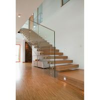 Escalier flottant moderne en bois massif sur mesure avec garde-corps en verre pour appartement et villa