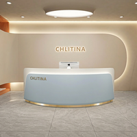 Comptoir de réception de salon de beauté moderne et luxueux, incurvé, en MDF blanc, avec rétroéclairage LED, logo gravé sur mesure, écologique et durable