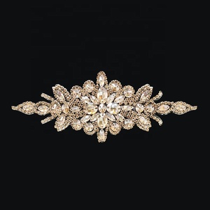 Applique en dentelle perlée en verre en forme de fleur 3D élégante pour robe de mariée et vêtement de soirée - Product Image 4