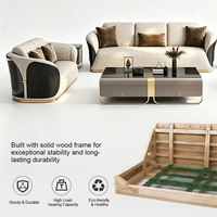Ensemble de canapés incurvés de luxe crème sur mesure pour toute la maison, avec panneaux texturés foncés et garnitures dorées, pour villas et manoirs – Solution complète de mobilier.