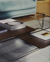 Table basse rectangulaire moderne avec plateau en verre trempé, base en MDF placage noyer et pieds en acier inoxydable, prix d'usine
