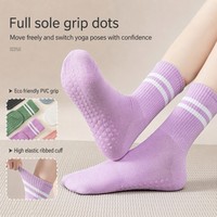 Chaussettes de yoga antidérapantes pour femmes avec logo personnalisé, semelle en silicone PVC, bord côtelé rayé, respirantes, pour Pilates et Barre