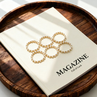 InsC-Style Elastischer Ring mit Winzigen Perlen und Natürlichen Weißen Süßwasserperlen, Elegantes Ovales Design - Raffiniert und Professionell