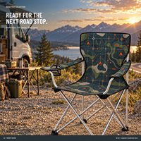 Chaises de camping pliables en gros avec porte-gobelet latéral et logo et motif personnalisés pour les voyages en plein air et les excursions tout-terrain