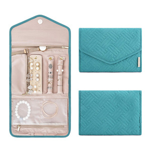 Pochette à bijoux au design matelassé tendance, qui ajoute une touche d'élégance à votre collection d'accessoires <span class=keywords><strong>tout</strong></span> en gardant les articles bien organisés - Product Image 2