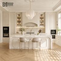 Meubles de cuisine BEIMEI style arche romaine française, vitrine en verre cintrée, îlot cascade en marbre Statuario, menuiserie de villa