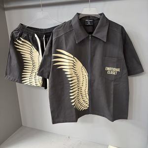 Ensemble décontracté homme haut de gamme en coton épais, comprenant une chemise à manches courtes zippée avec imprimé 'Mixed Emotions Pocket Letter Wings' et un short - Product Image 1
