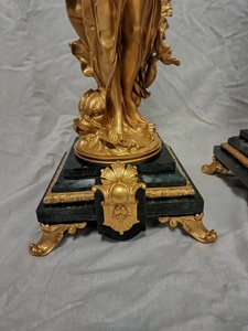 Une paire de chandeliers à 6 bras de style rococo, <span class=keywords><strong>en</strong></span> laiton ornementé et marbre noir/rouge/vert, avec des statues figurées de la déesse de la Lumière <span class=keywords><strong>en</strong></span> or 24 carats. - Product Image 5