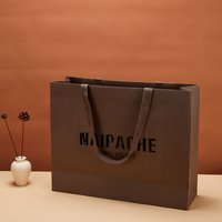 Bedruckte Geschenktüten aus mattem braunem Karton mit geprägtem Logo, luxuriöse Verpackung mit Tragegriffen aus Band für Kosmetikprodukte, individuelle Größen erhältlich.