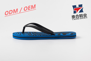Tongs de <span class=keywords><strong>luxe</strong></span> imprimées en bleu à bout ouvert pour hommes, pantoufles légères antidérapantes confortables et douces pour l'intérieur et l'extérieur pour l'été - Product Image 2