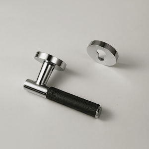 Poignée de porte moderne en cuir sur mesure, levier en laiton massif chromé avec poignée en cuir shagreen à motif lychee pour hôtel et villa - Product Image 2