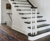 Escalier droit moderne et élégant, aux lignes minimalistes et élégantes, avec monte-escaliers ouverts
