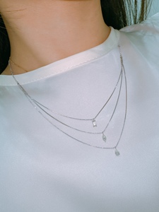 Collier design fendu à trois lignes haut de gamme en or 18 carats avec collier pendentif en diamant collier femme pour mariage - Product Image 4