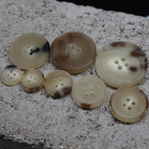 Hot Bán Vật Liệu Tự Nhiên Với Nhỏ Mỏng Cạnh Và 4 Lỗ Với Màu Đen Vàng Kết Cấu Bò Sừng Nút Cho Phù Hợp Với Hoặc Áo Khoác - Product Image 4