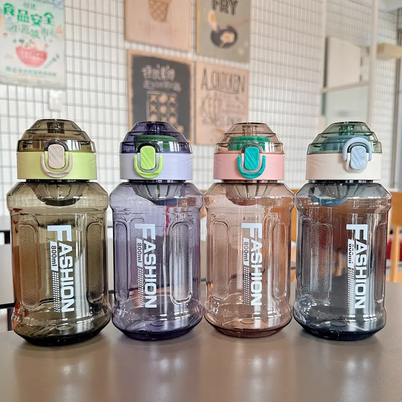 زجاجة مياه بلاستيكية للأطفال للبيع بالجملة مزودة بماصة زجاجات مياه عصرية مزودة بأغطية مصنوعة من البولي كربونات